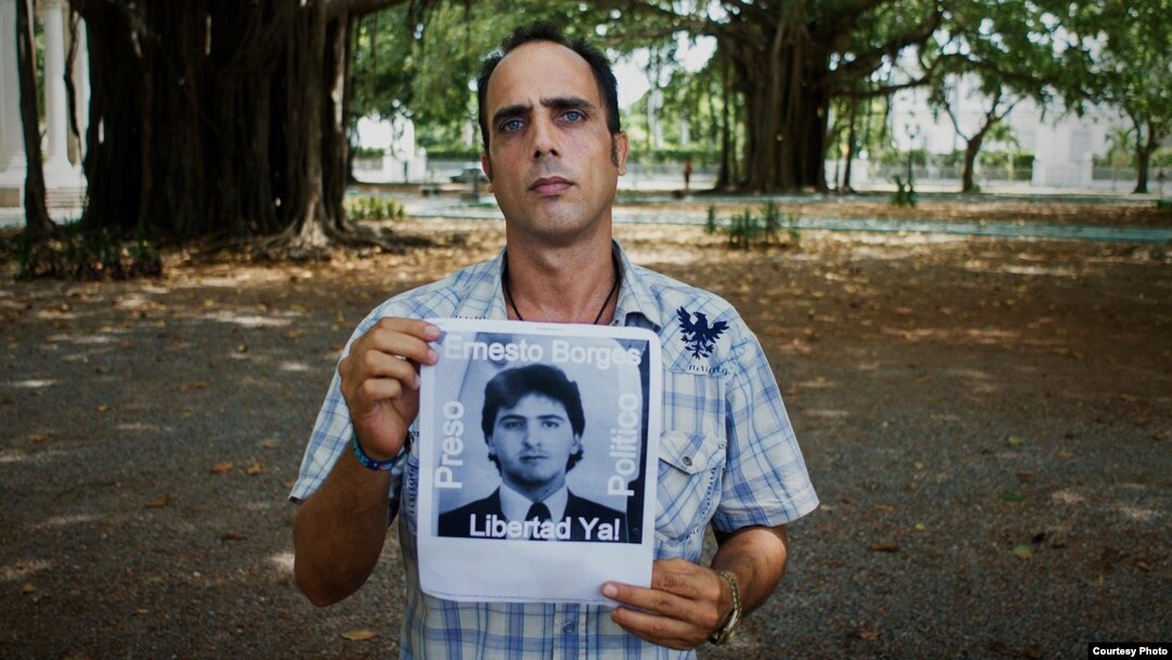 Zaqueo Báez logró llegar hasta el Papa. Foto: Claudio Fuentes.