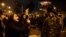 Una mujer iraní que asiste la noche del sábado a una vigilia en memoria de las víctimas del avión ucraniano le habla a un policía que vigila el área (Foto: Mona Hoobehfekr/AFP).