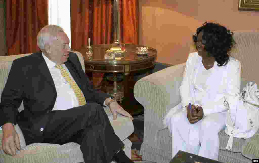 El ministro español de Asuntos Exteriores, José Manuel García-Margallo (I), durante la reunión que ha mantenido hoy con la líder de las Damas de Blanco, que realiza en Madrid su primer viaje al extranjero permitido por el régimen de Cuba. Un encuentro que
