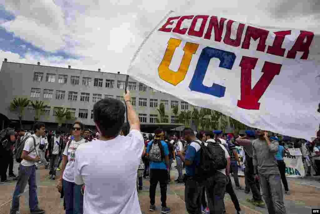 Un grupo de estudiantes y profesores universitarios realizan una manifestación para pedir aumento de salario.