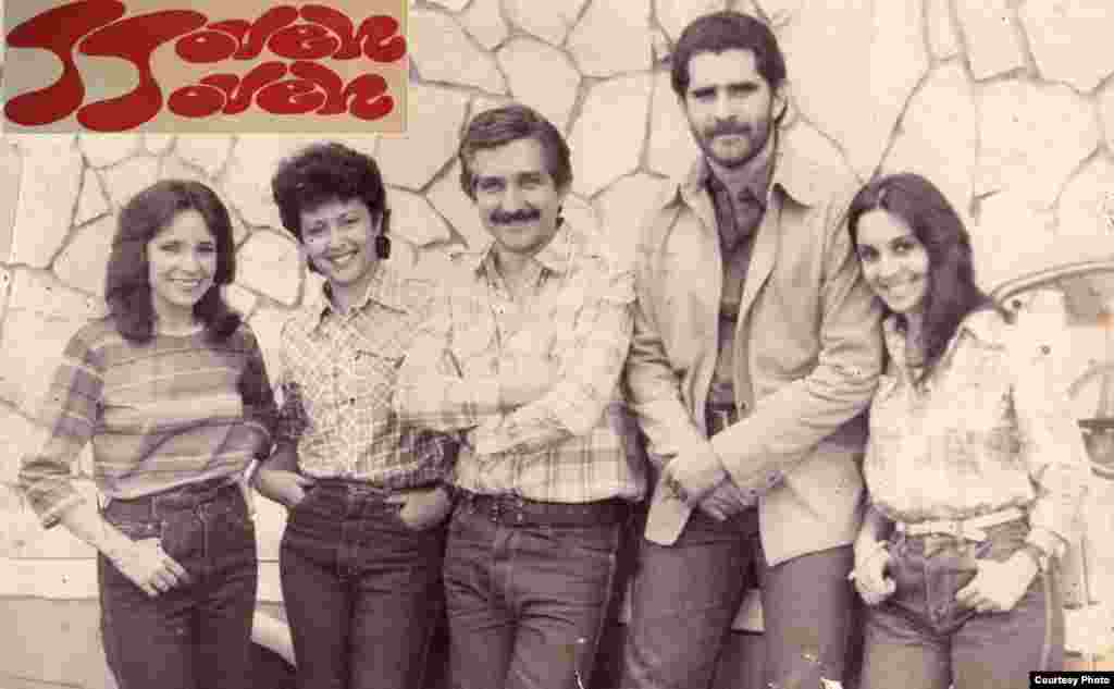 Con el elenco del popular programa "Joven Joven", de iz. a derech. Rakel Mayedo, Inés María, "Yin" Pedraza, Carlos Otero y Mayra de La Vega.