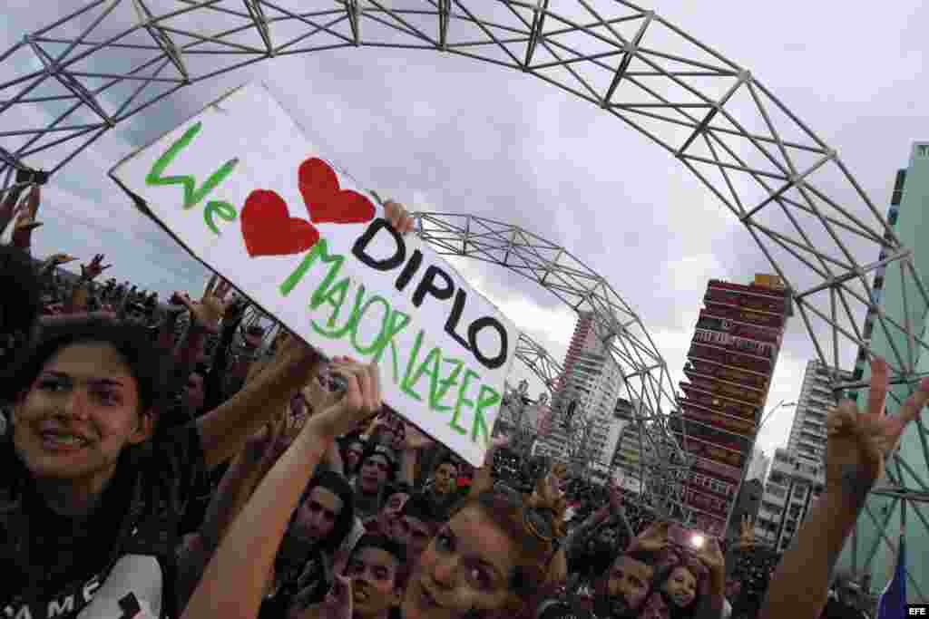 Los fans de Diplo y Major Lazer inundaron el malecón habanero para asitir al concierto de la banda de música electrónica.