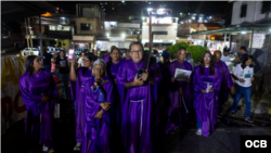 Familiares de presos políticos protestan durante Semana Santa en Venezuela por la liberación de sus seres queridos. 