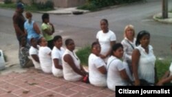 Reporta Cuba. Damas de Blanco frente a tribunal del juicio de Sonia Garro. Foto: Berta Soler.