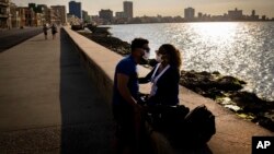 Una pareja en el Malecón de La Habana en medio de la epidemia de coronavirus. 