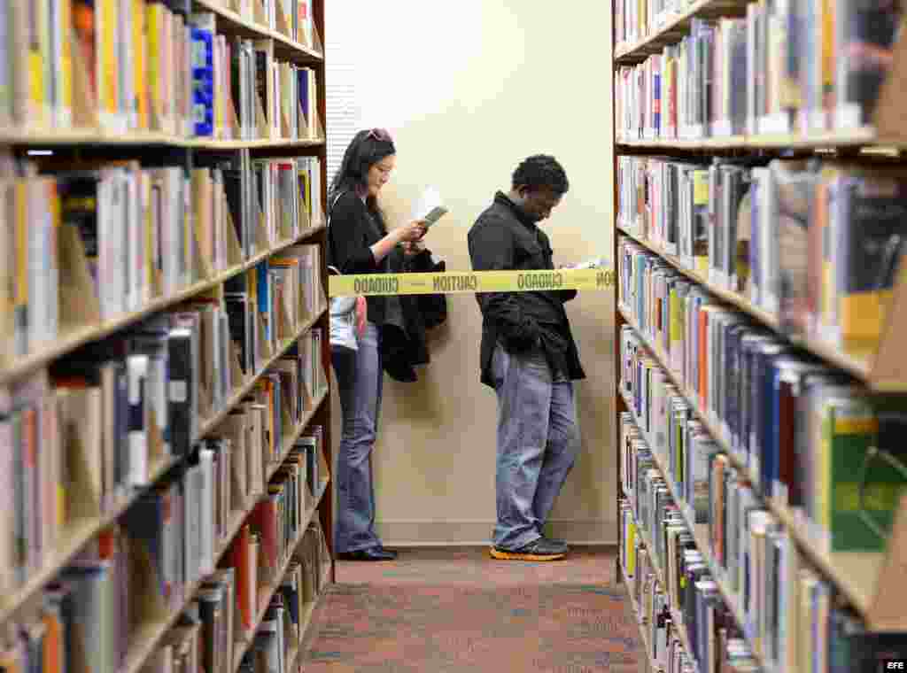 Ciudadanos hacen cola para ejercer su derecho al voto adelantado para las elecciones generales. 
