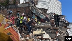 Equipos de rescate buscan supervivientes entre los escombros de un edificio colapsado tras un terremoto en Pereira, Colombia, el 10 de agosto de 2026.
