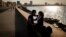 Una pareja en el Malecón de La Habana, en medio de la epidemia de coronavirus. 