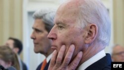 El vicepresidente Joe Biden (d) al lado del secretario estadounidense de Estado, John Kerry.