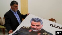 Un empleado de la Embajada de Irán en el Líbano prepara un cartel el viernes con la imagen del general Qassem Soleimani (Anwar Amro/AFP).