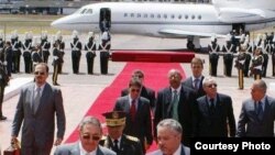 Raúl Castro tras un viaje en un jet ejecutivo donado por los chavistas.