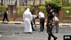 Militares yemenitas vigilan la zona del atentado