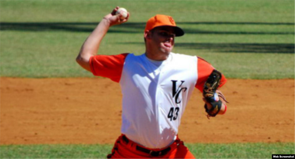 El entrenador cubano de pitcheo Orlando Chinea dijo a martinoticias.com que Diosdani Castillo (ex lanzador del equipo Villa Clara), "va a ser un pitcher closer (lanzador relevista) de los más altos que ha venido de Cuba (&hellip;) porque tiene la capacidad de hacer ajustes técnicos en el menor tiempo posible (&hellip;) tiene un comando perfecto, pone la bola donde quiere (&hellip;) puede mantener una velocidad entre 95 y 98 millas por hora". &nbsp; 