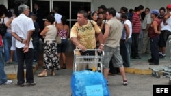 Ciudadanos cubanos reciben a sus familiares residentes en Estados Unidos en el aeropuerto de La Habana. Archivo.