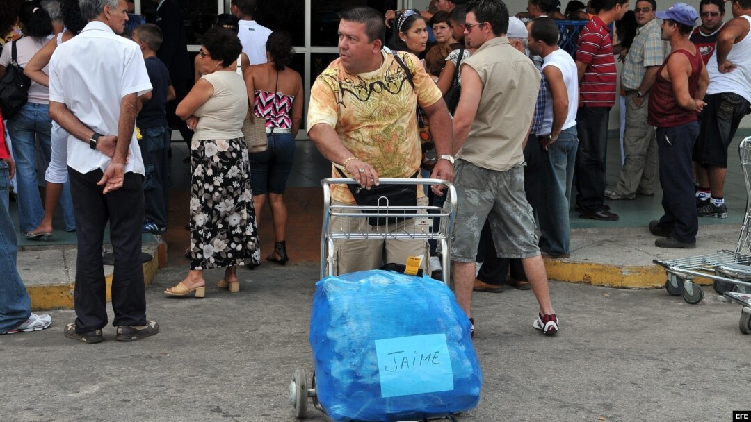 Ciudadanos cubanos reciben a sus familiares residentes en Estados Unidos