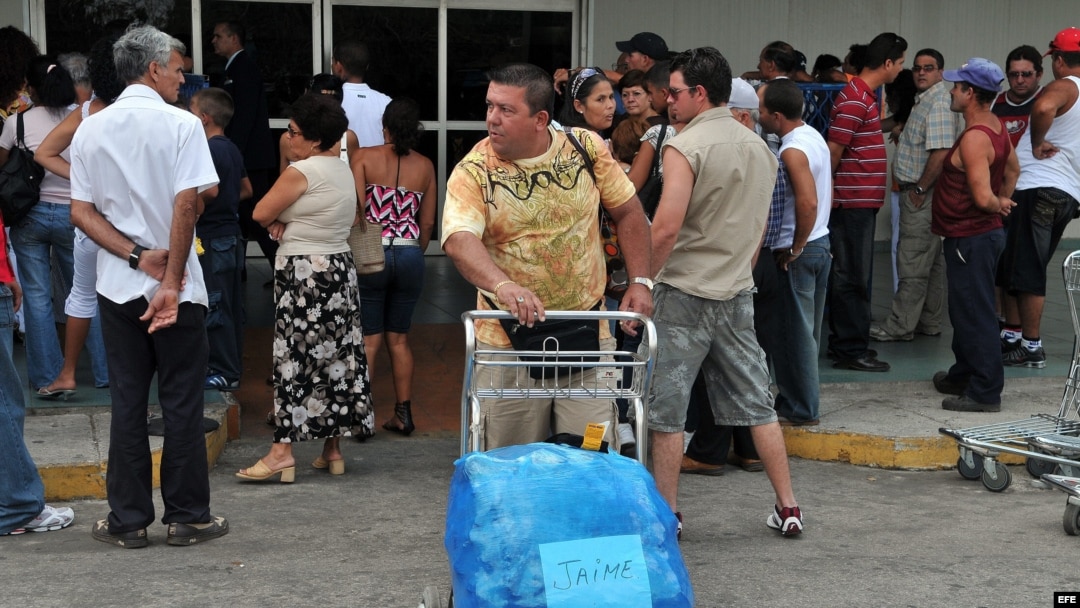 Ciudadanos cubanos reciben a sus familiares residentes en Estados Unidos