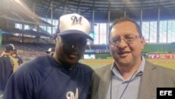 El pelotero cubano Yuniesky Betancourt en el Marlins Ballpark, de Miami, junto al comentarista deportivo, Edemio Navas.