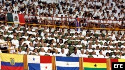 Miles de médicos y estudiantes de medicina en Cuba. 