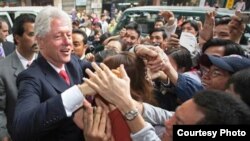 Bill Clinton es recibido por los vietnamitas