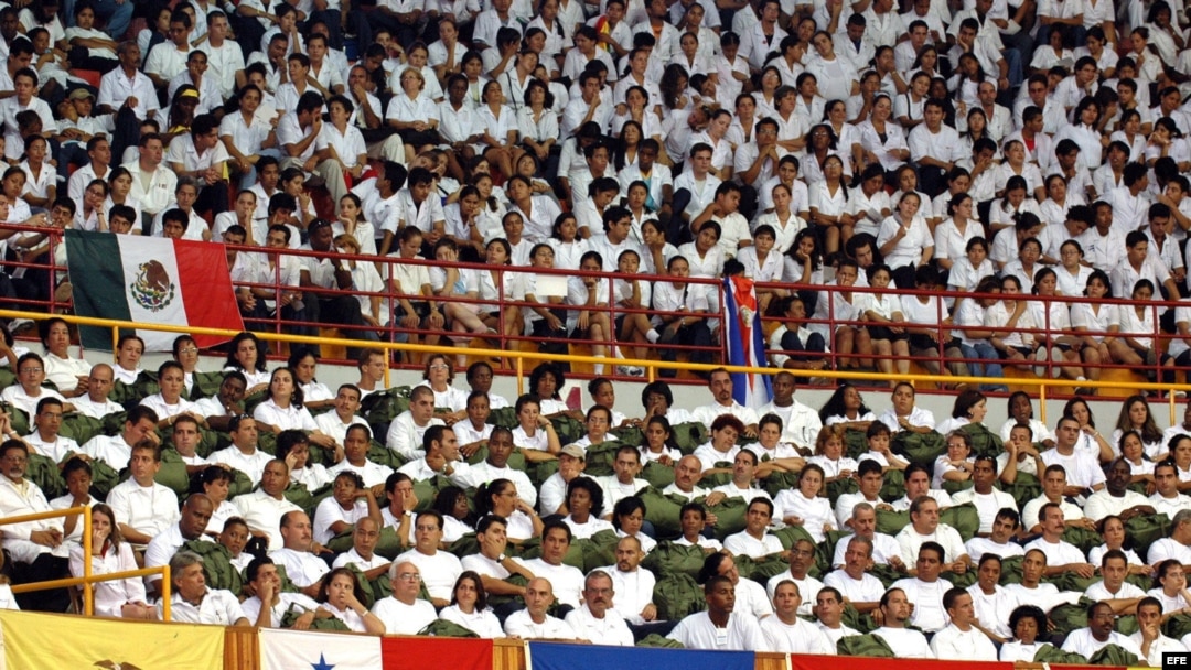 Miles de médicos y estudiantes de medicina en Cuba. 