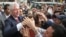 Bill Clinton es recibido por los vietnamitas