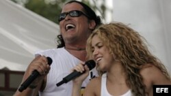 Los cantantes colombianos Shakira (d) y Carlos Vives (i).