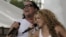 Los cantantes colombianos Shakira (d) y Carlos Vives (i).