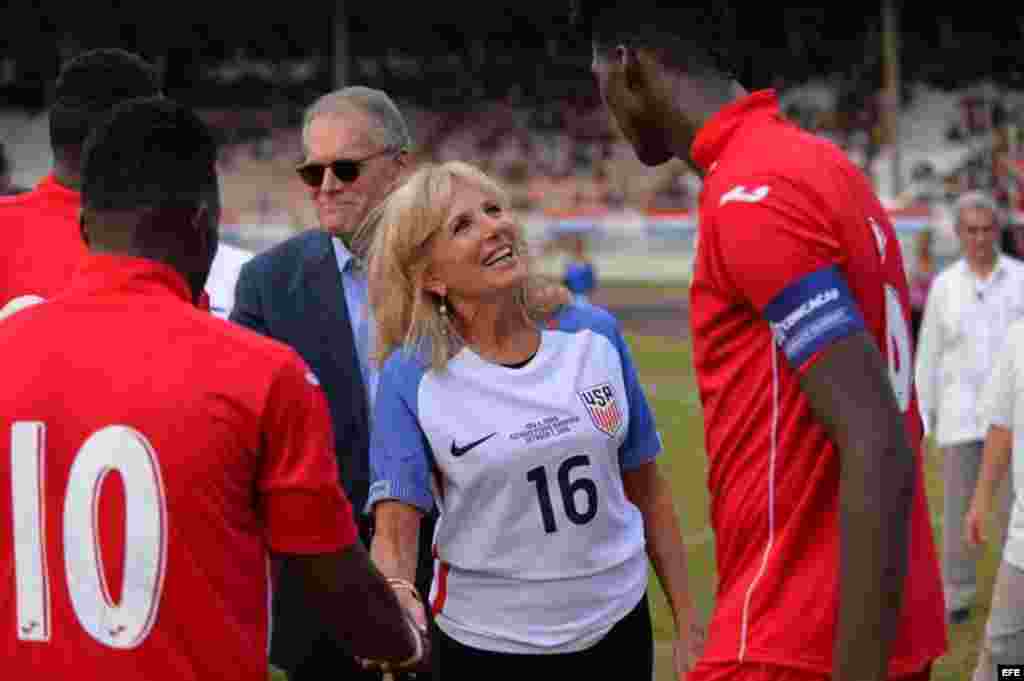 La esposa del vicepresidente de EEUU, Joe Biden, Jill Biden, y el Embajador de EEUU en Cuba, Jeffrey De Laurentis, saludan a los futbolistas cubanos en el estadio Pedro Marrero de La Habana. &nbsp;