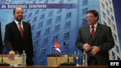 Alfredo Moreno (c), y Bruno Rodríguez (d), al término de una reunión en el ministerio de Relaciones Exteriores de Chile en Santiago (Chile). 