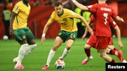 Paul Okon-Engstler, de Australia, en el juego contra Turquía.