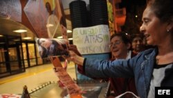 Seguidores de la presidenta argentina, Cristina Fernández, se concentran con fotografías y pancartas en los alrededores de la clínica Favaloro de Buenos Aires (Argentina).