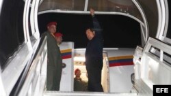 Fotografía cedida el sábado 7 de abril por el Palacio de Miraflores, en la que se observa al presidente venezolano, Hugo Chávez, dejando su país rumbo a Cuba desde Caracas (Venezuela). 