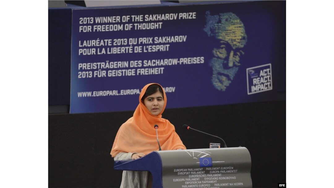 Malala Yousafzai, la joven de 16 años que fue tiroteada por los talibán por luchar por los derechos de las niñas a la educación, ofrece un discurso tras recibir el premio Sájarov del Parlamento Europeo en la sede de Estrasburgo (Francia) hoy, miércoles 20