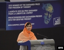 Malala Yousafzai, la joven de 16 años que fue tiroteada por los talibán por luchar por los derechos de las niñas a la educación, ofrece un discurso tras recibir el premio Sájarov del Parlamento Europeo en la sede de Estrasburgo (Francia) hoy, miércoles 20