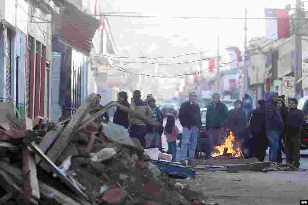 Un grupo de personas amanecen junto a un fuego tras el terremoto que sacudió a la ciudad de Illapel, en Chile.