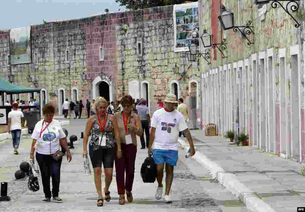 Asistentes a la XXXVI Feria Internacional de Turismo de La Habana (FitCuba) recorren &nbsp;diferentes zonas de exposiciones dedicadas al sector de turismo en La Habana.