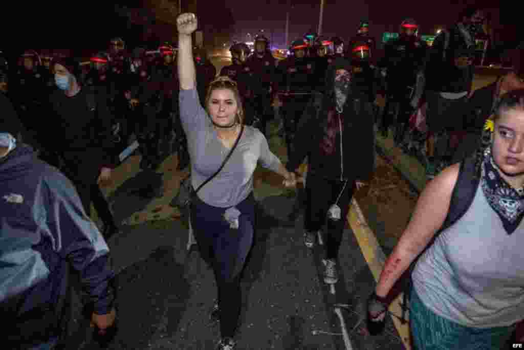 Manifestantes son obligados a despejar la autopista HWY 580 mientras participan en una protesta en Oakland, California.