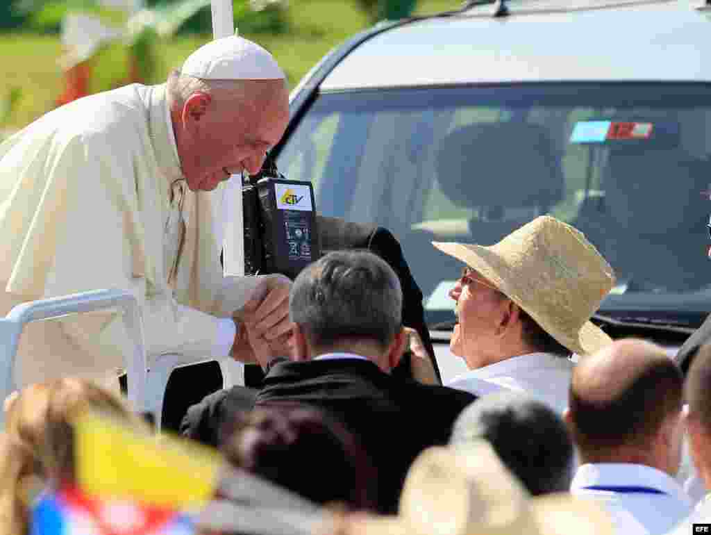 El papa Francisco saluda a Raúl Castro (d), a su llegada a Holguín. 