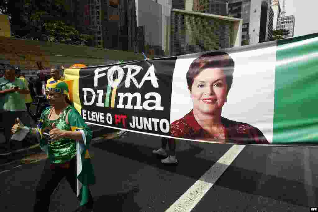 &quot;Dilma fuera!&quot; era el lema de las protestas en Brasil.