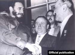 En febrero de 1960 Fidel Castro y A.I.Mikoyan suscribieron la primera declaración cubano-soviética.