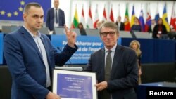Oleg Sentsov recoge su Premio Sájarov 2018 durante una ceremonia este martes en el Parlamento Europeo en Estrasburgo, Francia. 