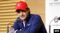 El tenista suizo Roger Federer interviene durante una rueda de prensa del Roland Garros en París (Francia), el viernes 23 de mayo de 2014.