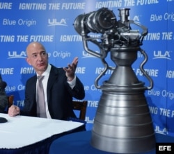 El fundador de Amazon, Jeff Bezos, participa en una rueda de prensa en el National Press Club de Washington (EE.UU.) para presentar su compañía Blue Origin.
