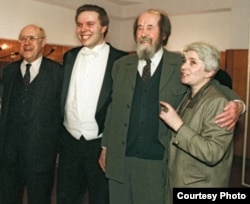 Alexander Solzhenitsin con Mtislav Rostropovich (i), su hijo Ignat y su esposa Natsaha (d).