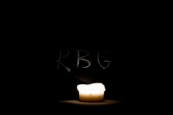 Una vela y RBG en homenaje a la jueza Ruth Bader Ginsburg en DC.