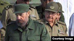 Raúl Castro y su hermano Fidel Castro