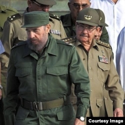 Raúl y su hermano Fidel Castro.