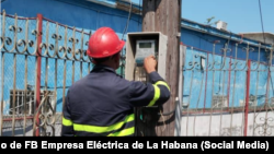 Un empleado de la Empresa Eléctrica de La Habana chequea el funcionamiento de un medidor de consumo de energía eléctrica.