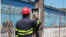 Un empleado de la Empresa Eléctrica de La Habana chequea el funcionamiento de un medidor de consumo de energía eléctrica.