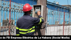 Un empleado de la Empresa Eléctrica de La Habana chequea el funcionamiento de un medidor de consumo de energía eléctrica.